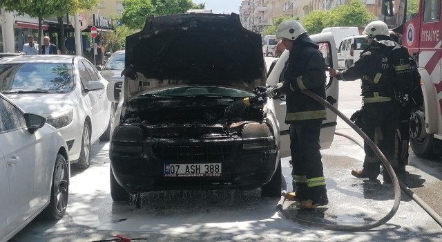 Seyir halinde başlayan yangında hafif ticari araç yandı