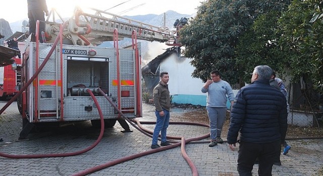 Kemer’de ev yangını panik yarattı