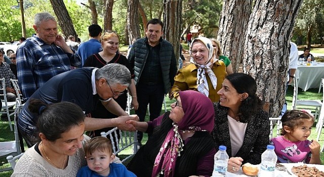 Kemer Belediye Başkanı Topaloğlu’ndan personeline 1 Mayıs yemeği