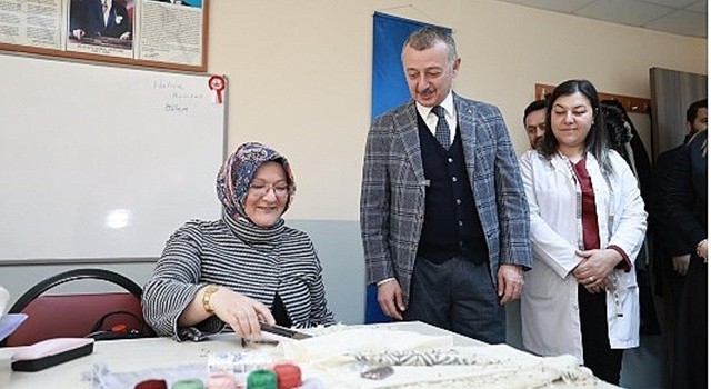 Kocaeli Büyükşehir Belediye Başkanı Büyükakın KO-MEK kursiyerlerini ziyaret etti