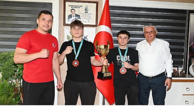 Başarılarını Kemer Belediye Başkanı ile paylaştılar