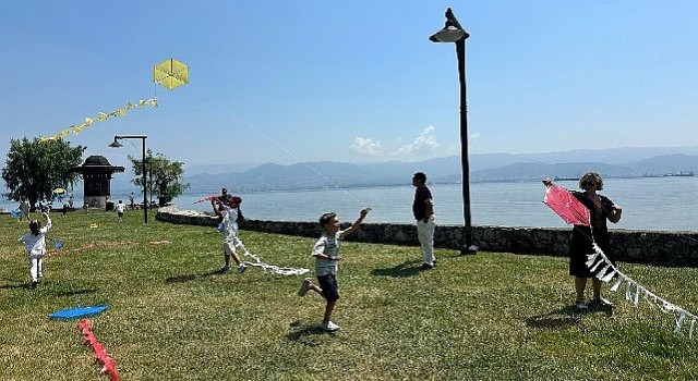 Uçurtmalar Kocaeli’den barışa uçtu; Diplomat çocukları ”Barış” için uçurtma uçurdu