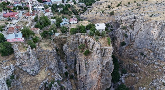 Bu evi gören bir daha bakıyor: Farklı kayalardaki ev ve bahçesine köprü ile ulaşım sağlanıyor