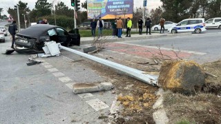 Kırmızı ışıkta geçtiği iddia edilen Tesla sürücüsü önce minibüse sonra KGYS direğine çarptı: 1 yaralı