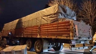 Kartal’da D-100 karayolunda arızalanan tır trafiği felç etti