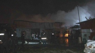 Oto yedek parça satışı yapılan iş yeri alevlere teslim oldu