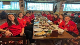 Yüksekova Belediyespor Kadın Futbol Takımı yemekte bir araya geldi