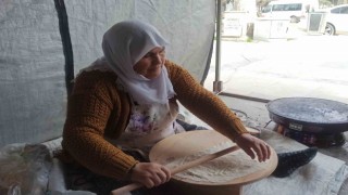 Depremzede kadın gözleme ve bazlama yaparak hayata tutundu