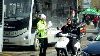 Muğla trafik ekiplerinden kadın sürücülere jest