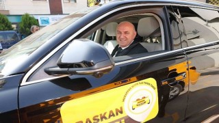TOGG Darıca’da Taksi Oldu, Başkan Bıyık Vatandaşlara Sürpriz Yaptı: ’Başkan Taksi’ ile vatandaşın nabzını tuttu