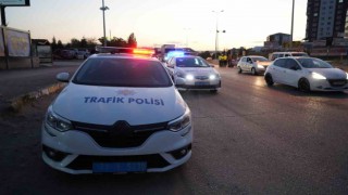 Ehliyetsiz motosiklet sürücüsüne kamyonet çarptı: 2 yaralı