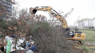 Nilüfer Belediyesi Balkan Mahallesi’nde kaçak barakaları yıktı