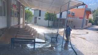 Kemer’de camilerde bayram temizliği