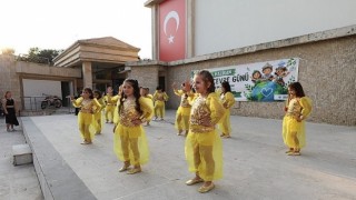 Menderes’te Öğrencilerden Duyarlı Defile