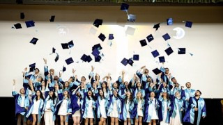 DEÜ Diş Hekimliği Fakültesi İlk Mezunlarını Verdi