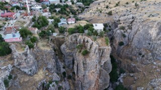 Bu evi gören bir daha bakıyor: Farklı kayalardaki ev ve bahçesine köprü ile ulaşım sağlanıyor