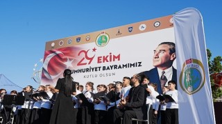 Karşıyaka’dan Öğrenciler, Halk Oyunları ve Çocuk Korosuyla Cumhuriyet Coşkusuna Ortak Oldu
